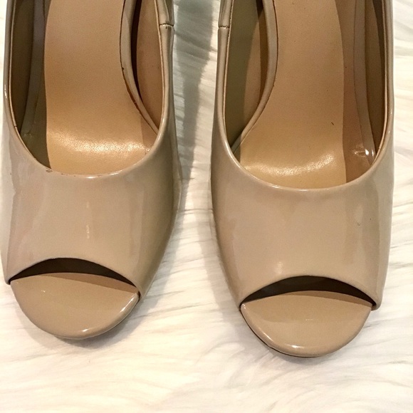 Kelly & Katie ‘Izzy’ patent nude peep-toe heel 7M - Picture 3 of 8